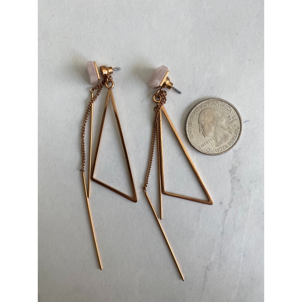 Medal earrings in triangle shapes and lines